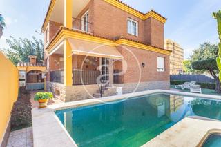 Casa aparellada a Piscinas. Chalet pareado en venta en burriana