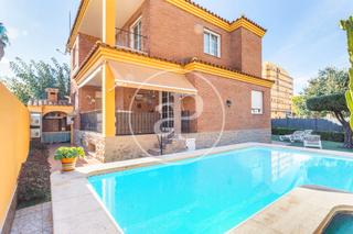 Casa aparellada a Piscinas. Chalet pareado en venta en burriana