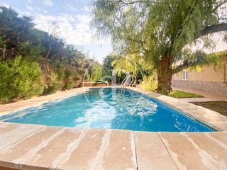 Casa a Urbanizaciones. Chalet independiente en venta lliria