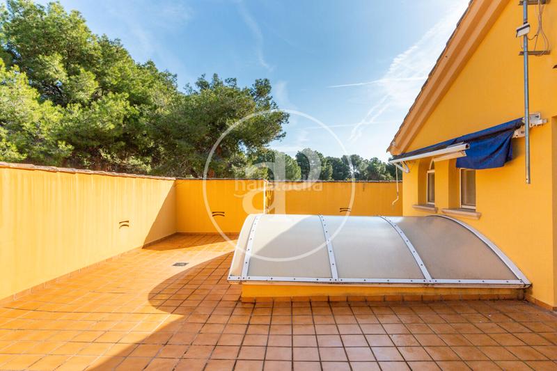 Foto bc93308a-2ccd-41c6-8462-595e465ddb9c. Haus mit heizung parking pool in Serra