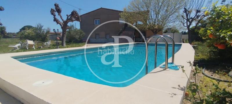 Foto 626b26e4-2350-42c2-bc30-d64745b1e799. Casa aparellada amb calefacció aparcament piscina a Gandia