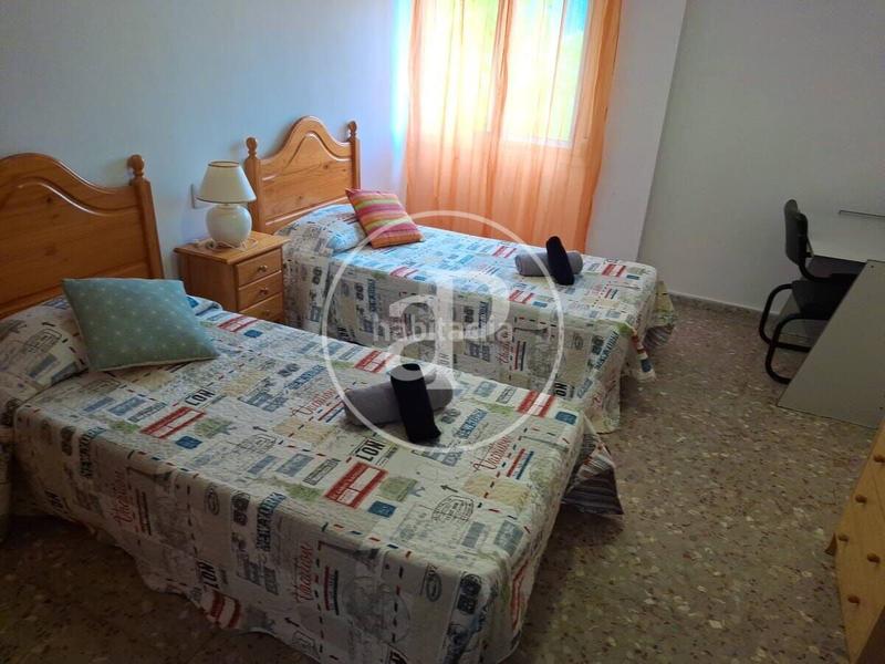 Foto b7f97481-184f-4efa-bc18-77f1399671c5. Casa aparellada amb calefacció aparcament piscina a Gandia