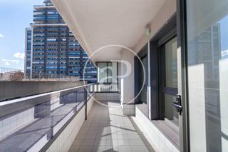 Etagenwohnung in Av. de les Corts Valencianes