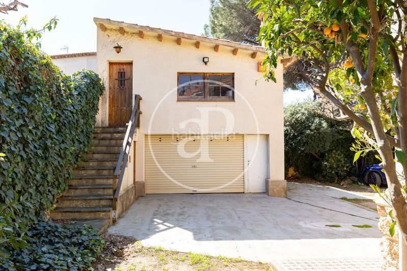 Foto 2411ea66-bdac-40f6-aeb2-2b8e6e83bc7d. Casa amb calefacció aparcament a Eixample Sant Cugat del Vallès