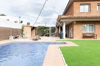 Casa pareada  Carrer magnòlies. Casa en venta en les fonts