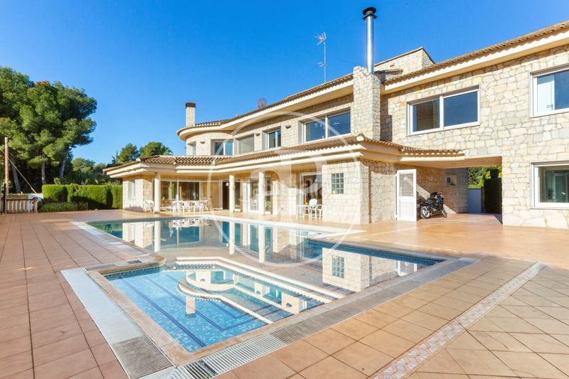 Foto ec8168de-edda-45f8-8b8b-94c02eda6ce4. Casa amb calefacció aparcament piscina a Serra