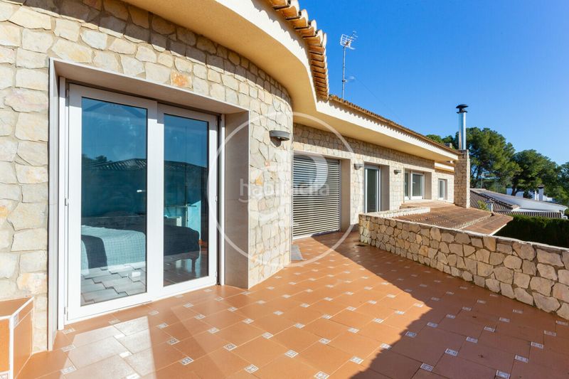 Foto f4aeb7aa-16c8-4c29-8c76-d32e5738b25a. Casa amb calefacció aparcament piscina a Serra