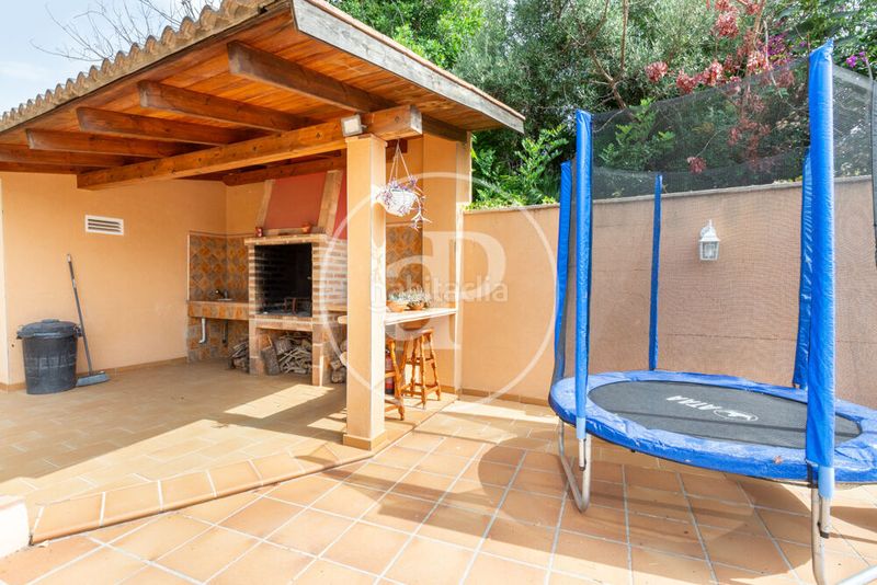 Foto a44e378f-3b3d-4f0b-85c7-fff827da7db1. Casa amb calefacció aparcament piscina a Monserrat