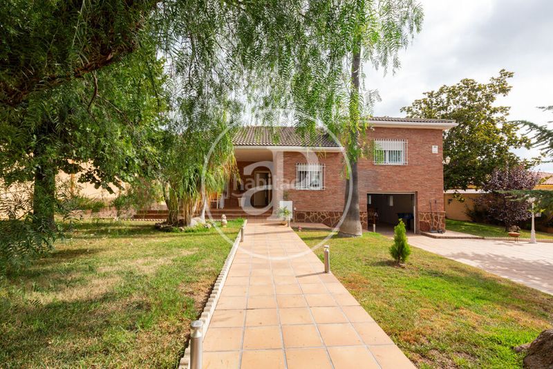 Foto c2b674a3-0116-4727-ba66-1f7e2d43e7ac. Casa amb calefacció aparcament piscina a Monserrat