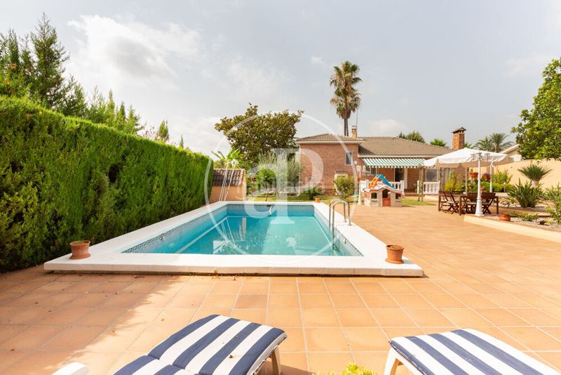 Foto f221c9c9-1b0e-4391-8a1c-1d0a84e2f60d. Casa amb calefacció aparcament piscina a Monserrat