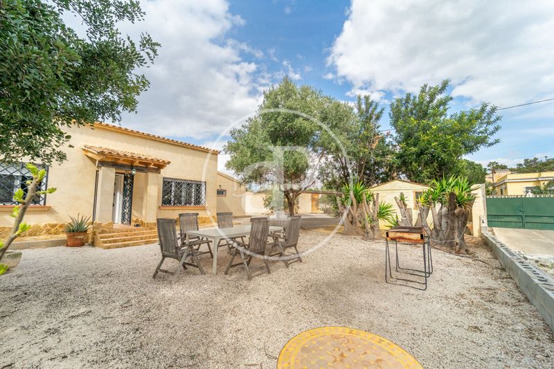 Foto d3f2c12f-0436-4730-b9ae-f25c7aff1beb. Casa chalet independiente en venta en Busot