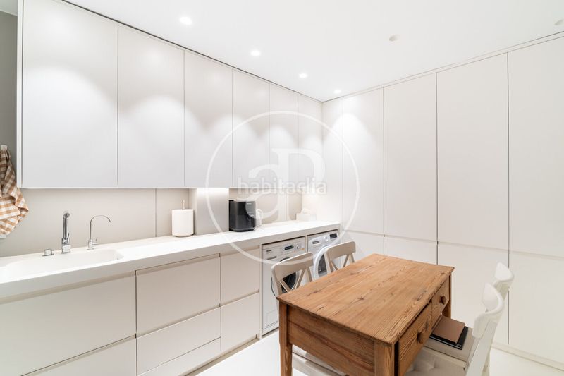 Foto b28ffdaa-fbfc-4759-a539-ade20e51a551. Casa amb calefacció aparcament a Sant Gervasi - Bonanova Barcelona