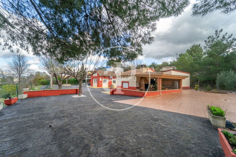 Foto 2f4d5e4a-ebdf-4d51-9a61-92d4fd5e8606. Casa amb calefacció aparcament piscina a Centre-Zona Alta Alcoi