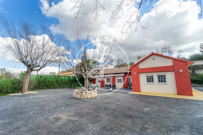 Foto 4f7b1e11-e4db-450f-94df-dae8efeee76e. Casa amb calefacció aparcament piscina a Centre-Zona Alta Alcoi