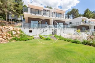 Maison jumelée à El Bosque. Pareados en venta junto al campo de golf en el bosque