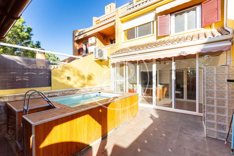 Foto f72e7450-d08c-4eaf-a6f1-61ec4c093c6e. Casa adossada amb calefacció aparcament piscina a Riba - roja de Túria
