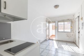 Pis  Gran via de les corts catalanes. Estudio en venta en gran via