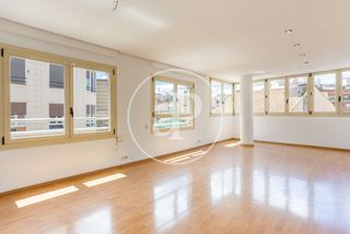Location Appartement  C/ de ciril amorós. Piso en alquiler esquina con calle ruzafa