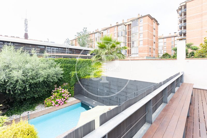 Foto 04701e3c-2ae9-49af-99f7-b471a900169d. Casa adossada amb calefacció piscina a Centre Sabadell
