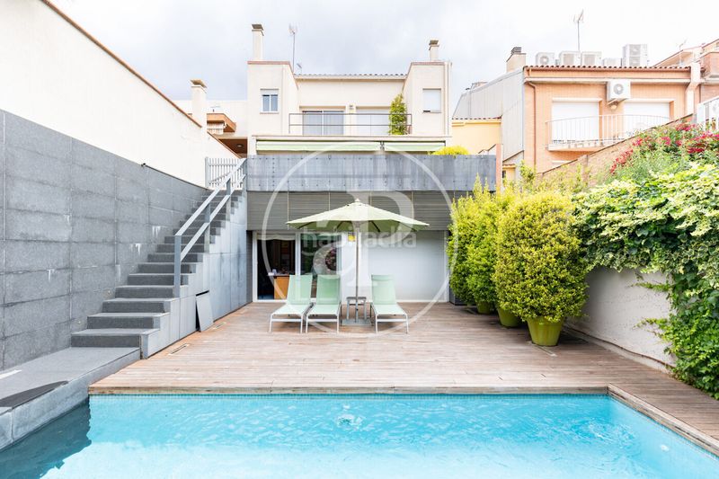 Foto a00b8c0f-ba3f-4f45-b057-143407b32429. Casa adossada amb calefacció piscina a Centre Sabadell