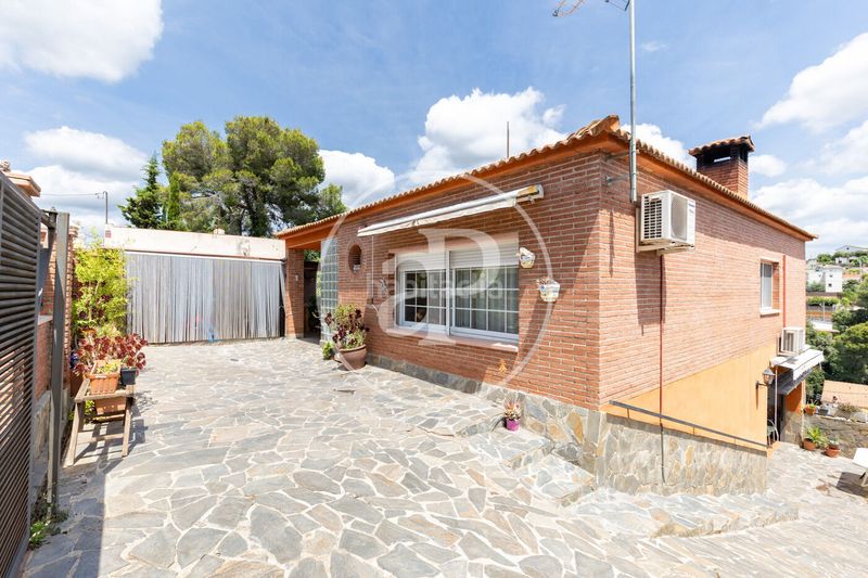 Foto 13d183a5-28cf-4fb0-8352-e63866b4e8c7. Casa amb calefacció aparcament piscina a Can Palet de Vista Alegre Terrassa