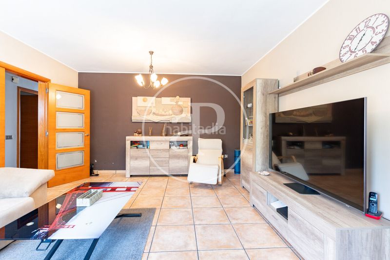 Foto b6fd2072-9249-44d0-9235-d9331901023f. Casa amb calefacció aparcament piscina a Can Palet de Vista Alegre Terrassa