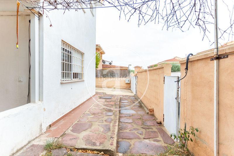 Foto 43b192c8-0a3d-4e72-8744-91369e18c95f. Casa amb calefacció aparcament piscina a Riba - roja de Túria