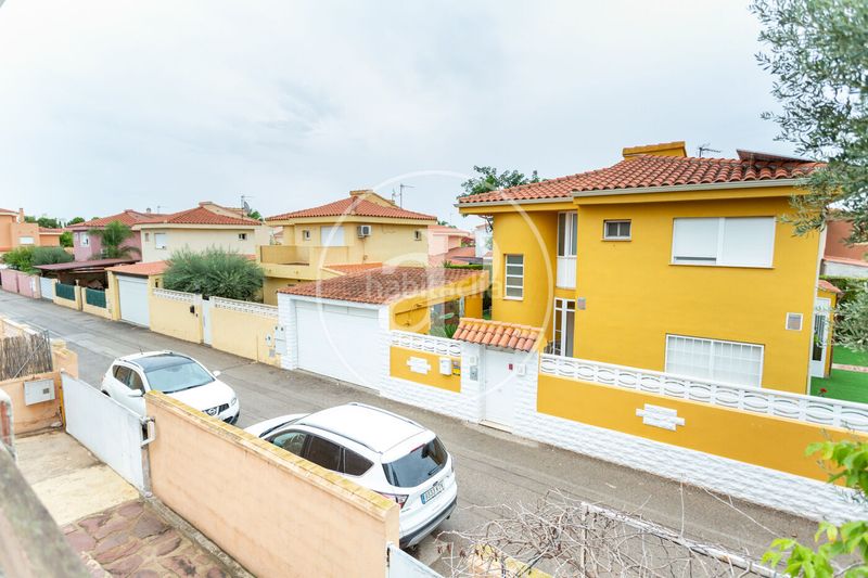 Foto d893e9a6-989e-467c-87f5-595a69fe3564. Casa amb calefacció aparcament piscina a Riba - roja de Túria