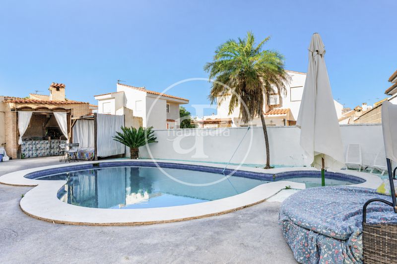 Foto aefc95d9-f11b-4347-a698-4e81f0829eeb. Casa amb calefacció aparcament piscina a Riba - roja de Túria