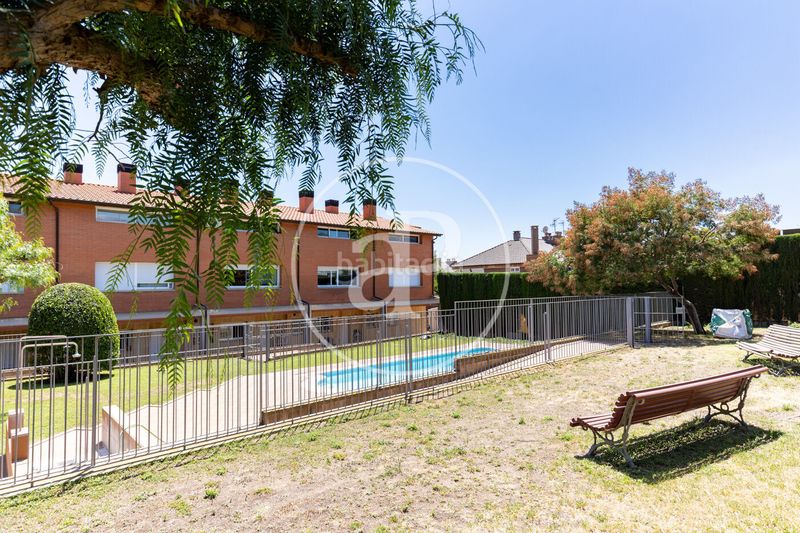 Foto 0268bd1a-fc8a-447d-a127-733598b693dc. Casa aparellada amb calefacció aparcament piscina a Matadepera