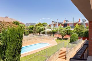 Casa aparellada  Carrer de dolors mir. Casa en el centro de matadepera