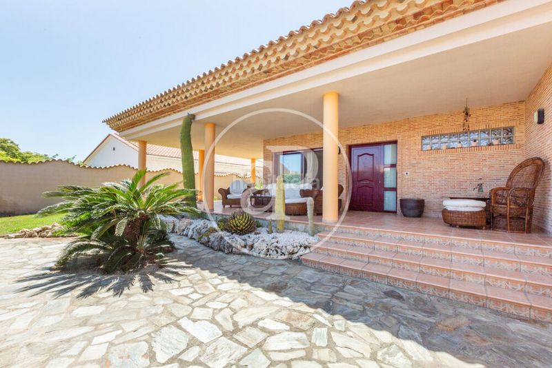 Foto a103e5d8-3976-4401-bc93-056f82ed1ce6. Casa amb calefacció aparcament piscina a Corinto-Almardà Sagunt