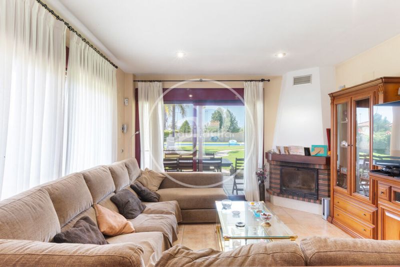 Foto a5495b13-9fd3-4d38-86fd-54486e677a35. Casa amb calefacció aparcament piscina a Corinto-Almardà Sagunt