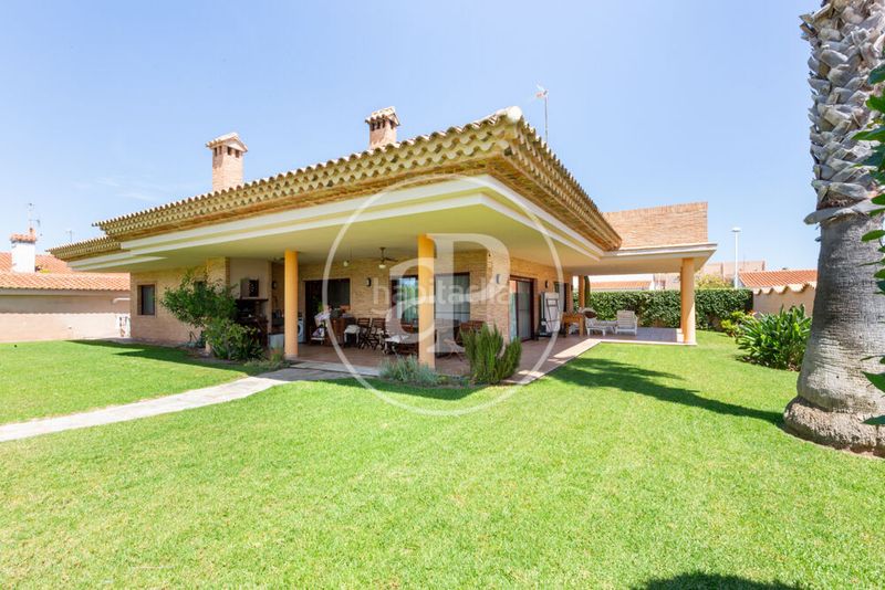 Foto af258cfc-5507-4d70-853e-f5f72db9439b. Casa amb calefacció aparcament piscina a Corinto-Almardà Sagunt