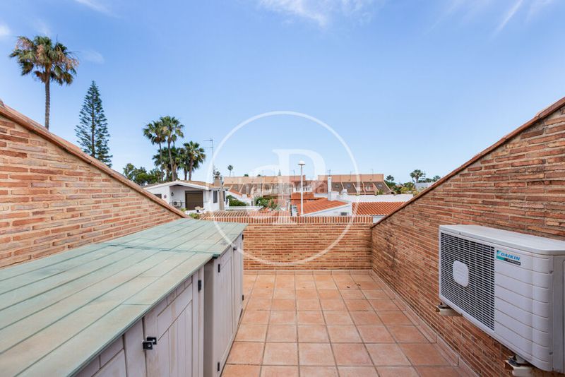 Foto c4974fa6-fb64-41ae-b43e-5924a563326d. Casa amb calefacció aparcament piscina a Corinto-Almardà Sagunt