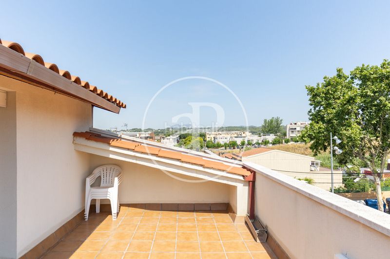 Foto af1556de-9fcf-46e4-bf0c-e13c2c46e8a1. Casa adossada amb calefacció aparcament a Ca n´Oriol Rubí