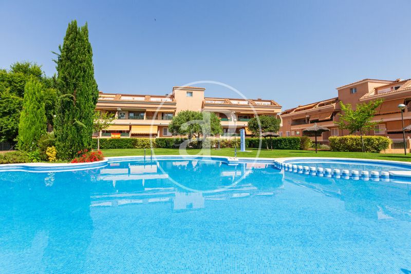 Foto ab5c9314-426f-4611-ab78-353b6df280d2. Àtic amb calefacció aparcament piscina a Torre en Conill-Cumbres de San Antonio Bétera