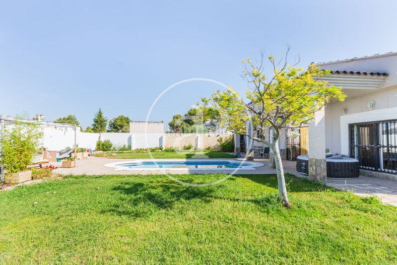 Foto 87792768-d780-4411-8ac2-510db251f428. Casa amb calefacció aparcament piscina a Olocau
