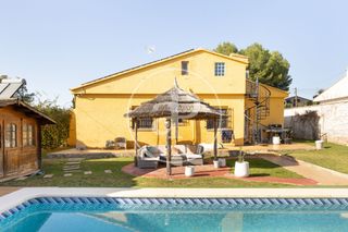 Casa  Carrer albunyuelas. Chalet independiente en venta con piscina en la eliana