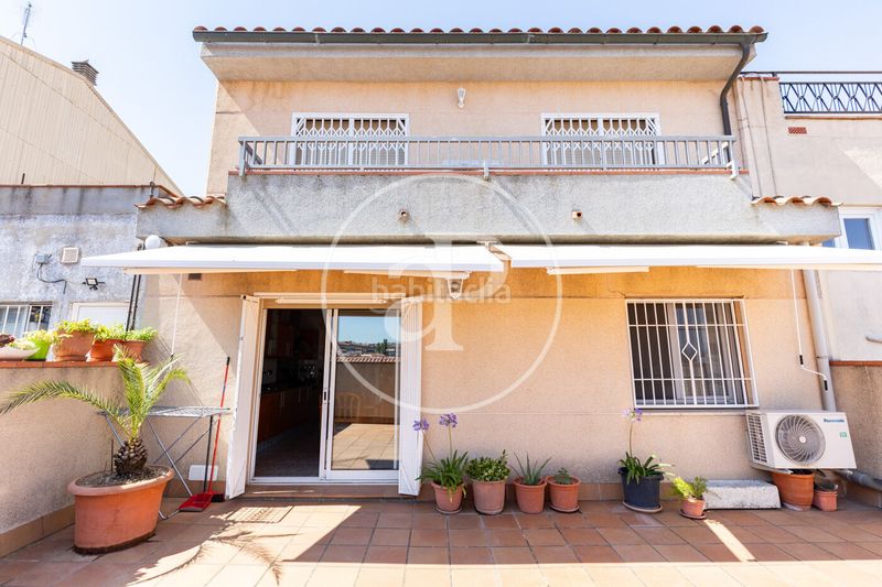 Foto fc65efad-a92b-491e-9cd4-b7e38628bc5e. Casa adossada amb calefacció aparcament a La Serreta Rubí