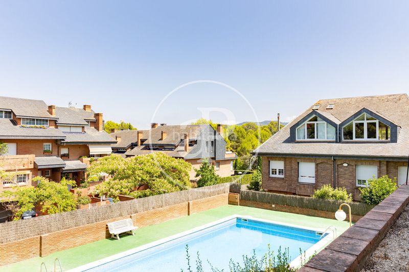 Foto 6b5da163-2779-435e-b82d-b8e26428a3b9. Pis amb calefacció aparcament piscina a Eixample Sant Cugat del Vallès