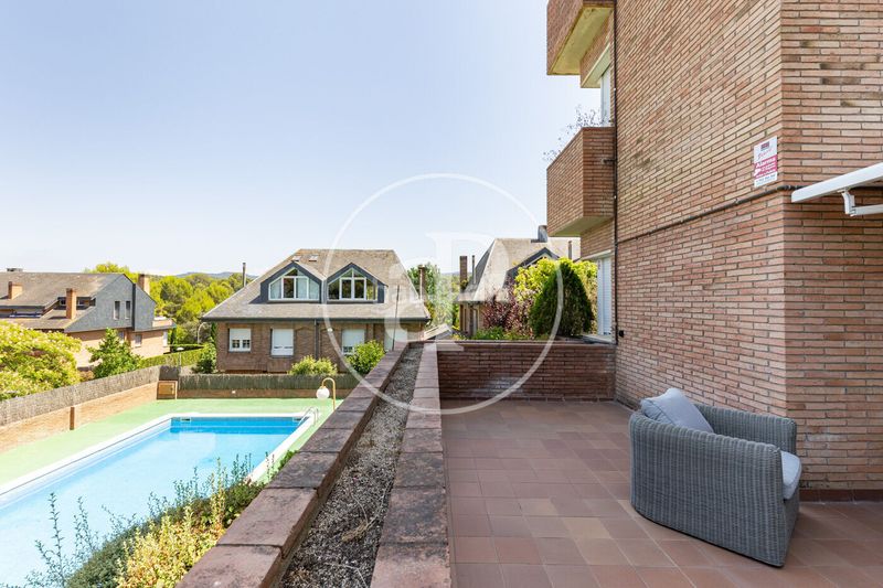 Foto a8c7f20b-614c-4b89-bfc6-6c6bbf411c04. Pis amb calefacció aparcament piscina a Eixample Sant Cugat del Vallès