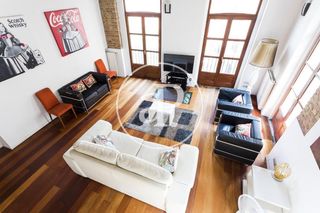 Miete Zweistöckige Wohnung in El Mercat. Piso en alquiler en el corazón de ciutat vella