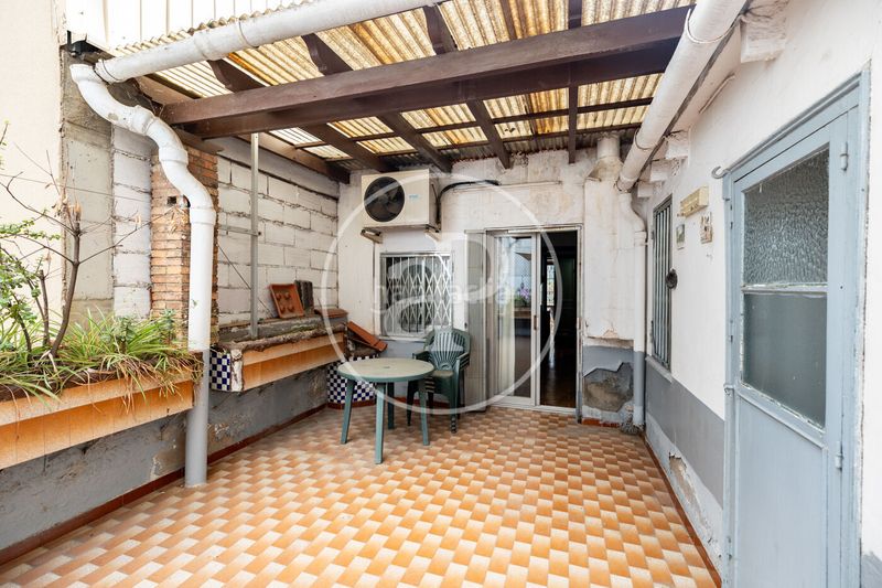 Foto c166dc32-a915-4141-af2a-dc3a96eb2240. Casa pareada casa en venta en les corts en Sant Ramon - Maternitat Barcelona