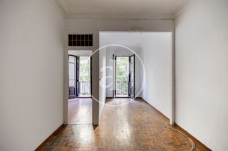 Flat  Carrer c. de villarroel. Piso en venta en la calle villarroel