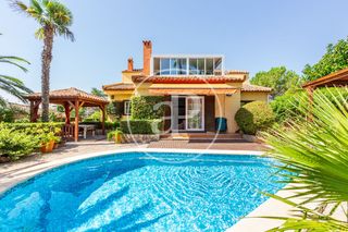 House in Riba - roja de Túria. Chalet independiente en venta en leliana