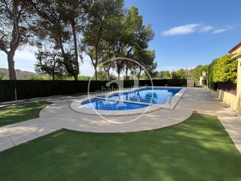 Foto 0257b206-d608-400b-9211-678ebf4614f6. Casa aparellada amb calefacció aparcament piscina a Godelleta