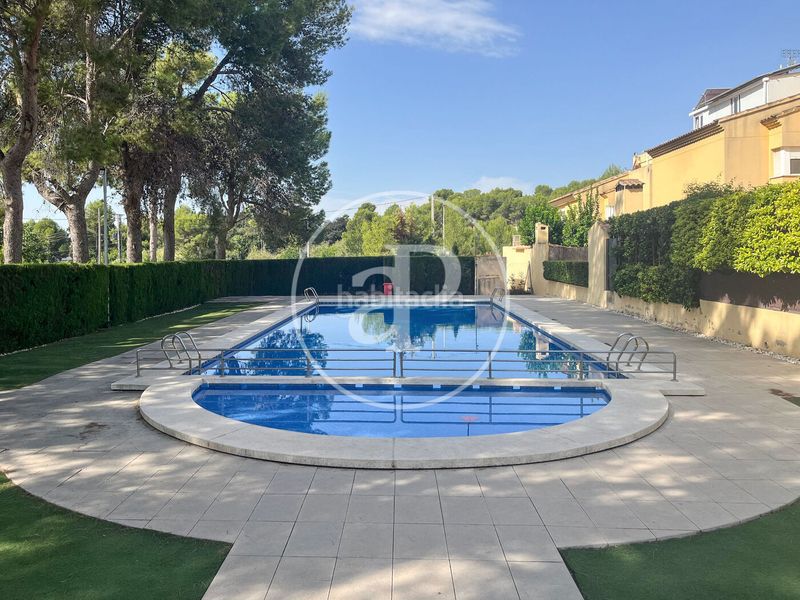 Foto 5e37f209-d985-4bd0-924b-9c43298f5494. Casa aparellada amb calefacció aparcament piscina a Godelleta