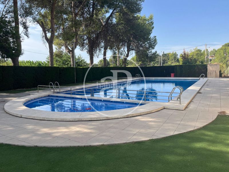 Foto 72e9b586-d9a3-45f3-b220-152d1aebe93d. Casa aparellada amb calefacció aparcament piscina a Godelleta