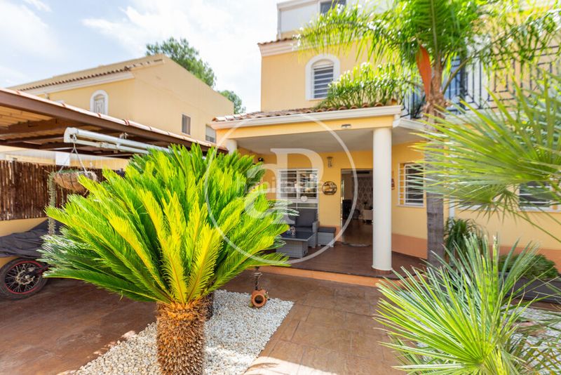 Foto b963e488-4d46-45c1-b274-bc084ce108f9. Casa aparellada amb calefacció aparcament piscina a Godelleta